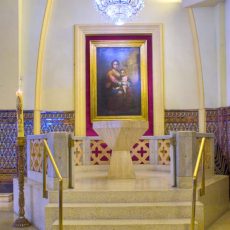 pila bautismal con cuadro de la Virgen de la Leche de Murillo
